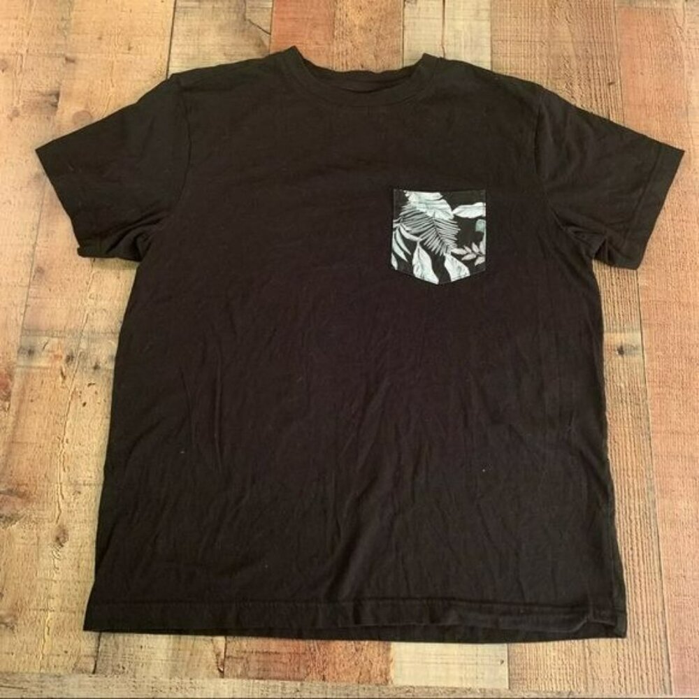 Original use black short sleeve shirt with Hawaiian print pocket - M
